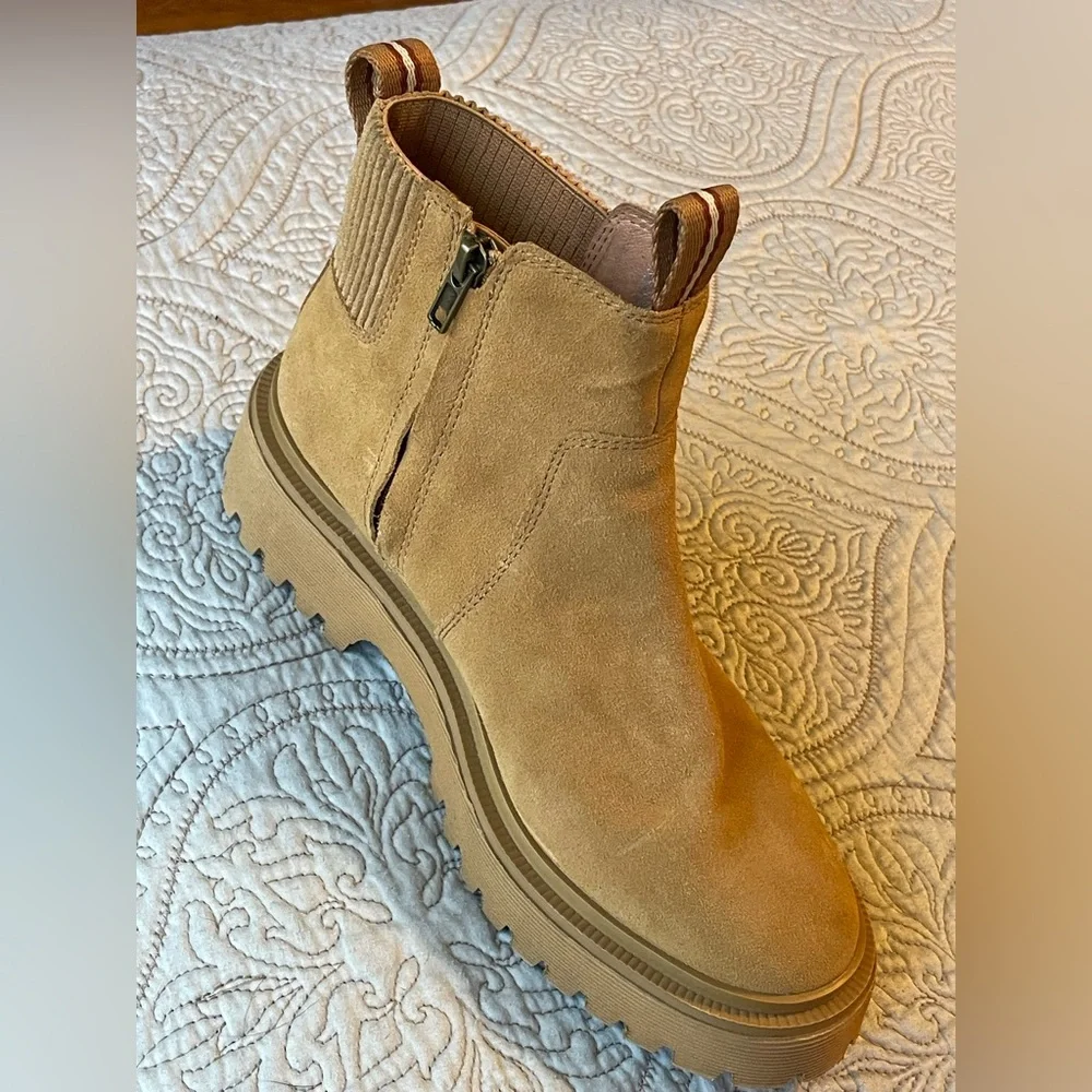 Madewell lug boots - tan. Size 7.5 - Picture 3 of 5